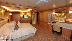 終極舒適。“伊莉莎白女王”號4個豪華套房之一，名為“羅斯特倫”，以亞瑟&middot;羅斯特倫的名字命名。羅斯特倫是上世紀卡納德航運公司富有傳奇色彩的船長。