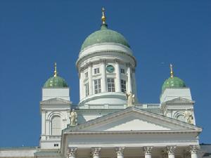 大教堂上有綠色圓拱鐘樓，從海上望之，一眼便能見到如此傾心的綠色，使之成為赫爾辛基的象徵。