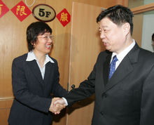 山東省委書記姜異康與王隨蓮親切握手