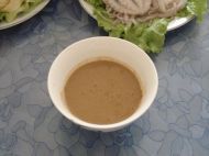 把適量的芝麻醬放入碗中加少許鹽和適量的水把芝麻醬懈開，再加適量的香油拌勻。