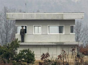 2009年3月26日，朝鮮坡州，一名朝鮮士兵在朝韓分界線附近站崗