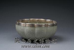 北宋銀扣青釉刻花葵口缽 北宋銀扣青釉刻花葵口缽