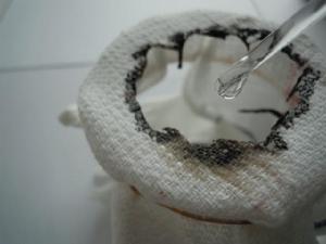 濃硫酸迅速蝕穿毛巾