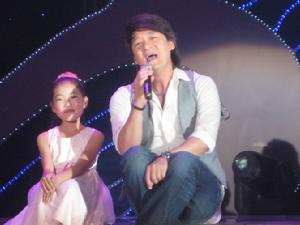 楊澳菲與周華健合唱《我是明星》
