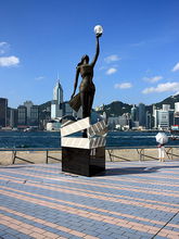 入口設定的香港電影金像獎巨型銅像