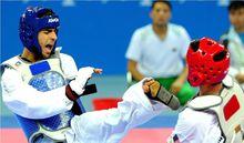 法爾扎德·阿卜杜拉希(左一)