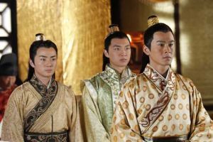 陳濤飾演的齊國遠（右）