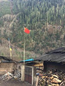 2018年國旗在阿扎村每家每戶高高飄揚