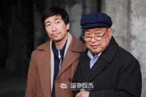 王早來與兒子王千源在一起