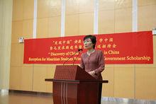 邊大使與其他來賓和學生合影