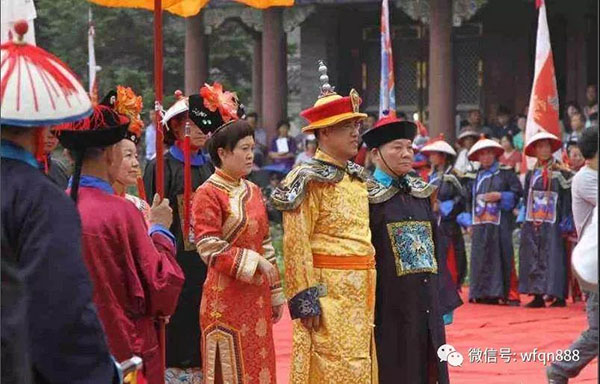 他是乾隆七世孫,長得像溥儀,保留皇帝扳指,還曾率族人關外祭祖