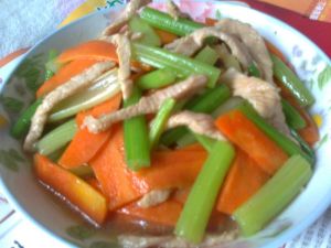 芹菜胡蘿蔔炒肉絲 芹菜胡蘿蔔炒肉絲
