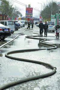 消防水帶成了長龍