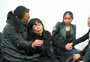 蔣衛紅的妻子(左二)悲痛欲絕。