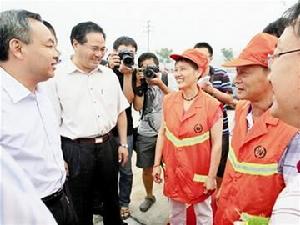 市長唐良智（左一）看望環衛工周昌年