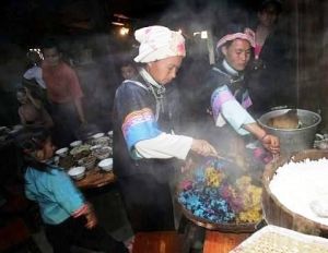 歌圩節前家家準備五色糯米板