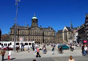 水壩廣場上的市政廳