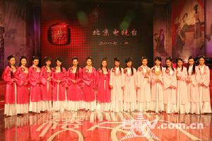 （圖）16位晉級選手站在舞台上