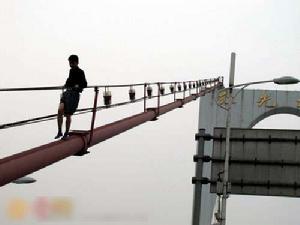 跳橋男子自行下橋