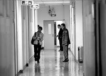 事發現場201教室門外有兩名保全看守