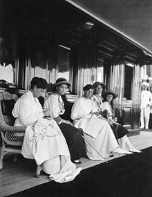搭乘皇家遊艇的皇室一家，由左至右分別是亞歷山德拉皇后、瑪麗亞、塔季揚娜、奧麗加與阿納斯塔西婭