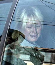 帕麗斯&middot;希爾頓入獄前痛哭的照片