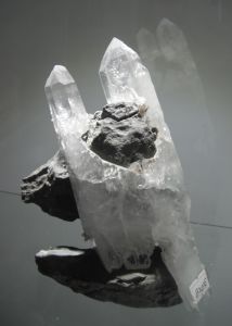 水晶與岩石共生