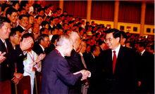 胡錦濤主席在代表大會與莊世平握手