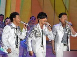 專輯介紹編輯在年輕浪漫的日子裡，天天都是快樂的新年！小虎隊在1989年1月24日與憂歡派對合唱《新年快樂》及單曲《彩色天空彩色夢》，並且以一首《青蘋果樂園》紅遍全世界，從此揭開了小虎隊鏇風的序幕。2專輯信息編輯專輯：新年快樂歌手：小虎隊& 憂歡派對語言：國語專輯1CD公司：飛碟唱片日期：1989-01-243專輯曲目編輯  小虎隊《新年快樂》專輯封皮01：新年快樂（小虎隊&憂歡派對）作詞：陳樂融 作曲：陳秀男02：青蘋果樂園（小虎隊）作詞：丁曉雯 作曲：Jimmy Johnson03：在雨中走過（憂憂 【蔡雨倫】）作詞：王傑 作曲：王傑04：和你走在陽光下（憂歡派對）作詞：寥瑩如 作曲：陳耀川05：彩色天空彩色夢（小虎隊）作詞：丁曉雯 作曲：Nick Heyward06：滴答我的愛（憂歡派對）作詞：寥瑩雯 作曲：陳耀川07：我要戀愛（憂歡派對）作詞：陳樂融 作曲：陳志遠08：夢中的彼得潘（憂歡派對）作詞：方麗莎 作曲：姜育恆09：你是我幼稚的情人（歡歡【于佳卉】 ）作詞：陳樂融 作曲：陳秀男10：偶然（憂歡派對）小虎隊2