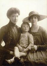 露易絲（左），女兒莫德（右），外孫阿拉斯泰爾（中）