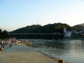 （圖）碧潭吊橋與河岸上的遊客