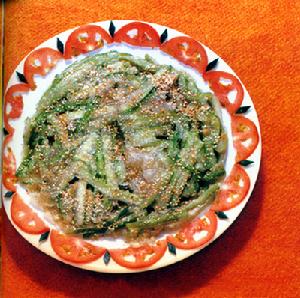 菜 名： 甜秋瓜烙 主 料： 秋瓜（水瓜）500克，鹹菜脯（蘿蔔乾）20克，白糖100克，生粉150克，澄麵粉50克，糖花生仁條75克，白芝麻仁10克，生油100克。 做 法： 1、先將秋瓜刨皮洗淨，放在砧板上用刀切成條狀。鹹菜脯用清水洗乾淨，用刀剁成蓉。用湯盆盛著秋瓜條、菜脯蓉，加入白糖攪拌均勻，靜置10分鐘，使秋瓜的水分分泌出來，同時白糖也溶化。然後加入生粉、澄麵粉攪拌均勻，便成秋瓜烙漿待用。2、將糖花生仁條用木槌碾壓成糖花生糠待用。3、用不粘平面鼎洗淨燒熱，先放入30克生油，再把秋瓜烙漿攪勻，倒入鼎內，在鼎內用木鏟攪拌均勻，使其糊化，再抹平，撒上白芝麻仁。在煎時再加入生油30克。煎至一面稍金黃色時，翻轉過來再煎烙另一面，再加入生油40克，煎烙至熟透。盛入餐盤，把糖花生仁糠撒上即成。 特 點： 柔滑軟潤，香醇甜滋。