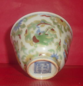 成化鬥彩團花夔龍杯 成化鬥彩團花夔龍杯