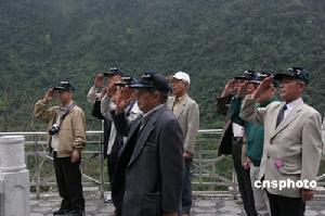 舊日軍老兵在“高砂義勇隊”紀念碑前