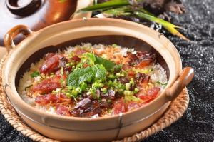 彩蔬腊味煲仔飯 彩蔬腊味煲仔飯