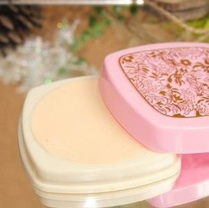 使用方法編輯中國明代李時珍《本草綱目》中載有：“用珍珠粉塗面，可令人潤澤好顏色，塗於手足，除面(斑)，止泄。”古埃及首都克萊帕托拉的記事中稱：“貴婦人為了美化皮膚，在臨睡前常用珍珠粉混在牛奶中塗擦身體。”現在開發的珍珠護膚美容製品種類更加繁多，只要質量有保證，都能起到良好的護膚效果。珍珠膏、珍珠霜、珍珠液等可以被人體表皮細胞吸收，增強細胞活力，促進新陳代謝功能。又珍珠膏珍珠膏由於它們含有高級脂肪醇等，從而有護膚作用。因此，珍珠護膚製品具有防止皮膚衰老的獨特功效，合理使用可保肌膚柔嫩白淨，滋潤光滑，永葆青春美妙。珍珠膏使用方法十分簡便，潔面後，用手指均敷珍珠膏在面部，每日早晚兩次。珍珠膏獨有的滋養、護膚活性成分，促進肌膚新陳代謝，增強皮膚細胞活力和皮膚彈性，保濕、柔潤肌膚。具有除痘去斑的作用，對面部青春痘、色斑、皮膚瑕疵、皸裂尤為適合，並能減少高溫、低溫、風沙等惡劣環境對皮膚的傷害，令肌膚白皙紅潤、嬌嫩可人。