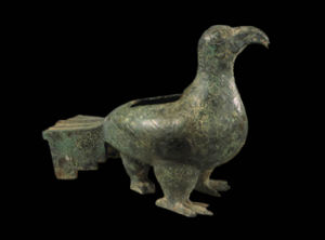 [西周中期]鳥尊。長30厘米，陝西寶雞市茹家莊1975年。