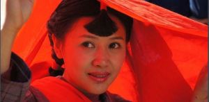 系紅褲帶的女人 系紅褲帶的女人