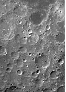 月球隕石坑大小不一，但是深度確實差不多