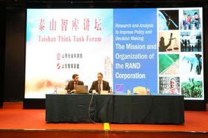 美國蘭德公司資深經濟學家尼古拉斯&middot;伯格作報告