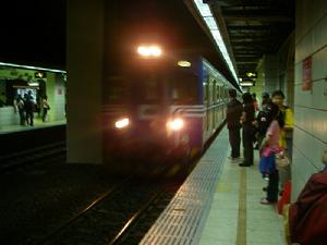 （圖）EMU605進入台北車站第四月台