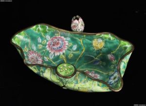 清乾隆畫琺瑯荷葉式盒 清乾隆畫琺瑯荷葉式盒