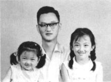 吳興華先生與兩個女兒合影