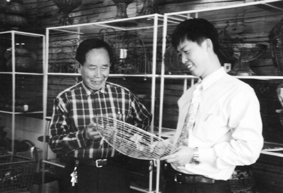 （圖）黃連福董事長介紹公司產品