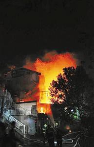 四眼井馬燈部落失火被焚毀 18輛消防車救援