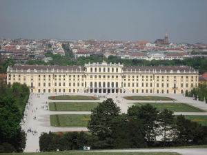 美泉宮是坐落在奧地利首都維也納西南部的巴洛克藝術建築