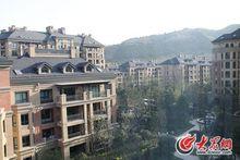 歐式風格的全運媒體村依山而建，綠樹環繞