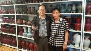 瓷器線上董事長張溥釗（左）與中山鈞窯負責人（右）合影