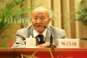 1998年，師昌緒在學校作報告後為學生簽名