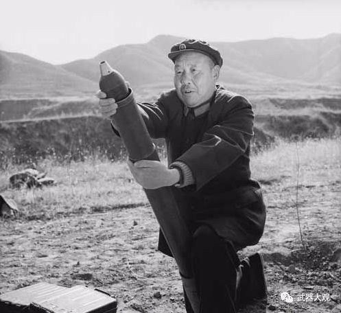 解放軍許多老兵都在戰爭中磨練了高深“武功”，甚至可以用一支胳膊抱著實施迫擊炮單人操作發射，而且精度不是一般的高